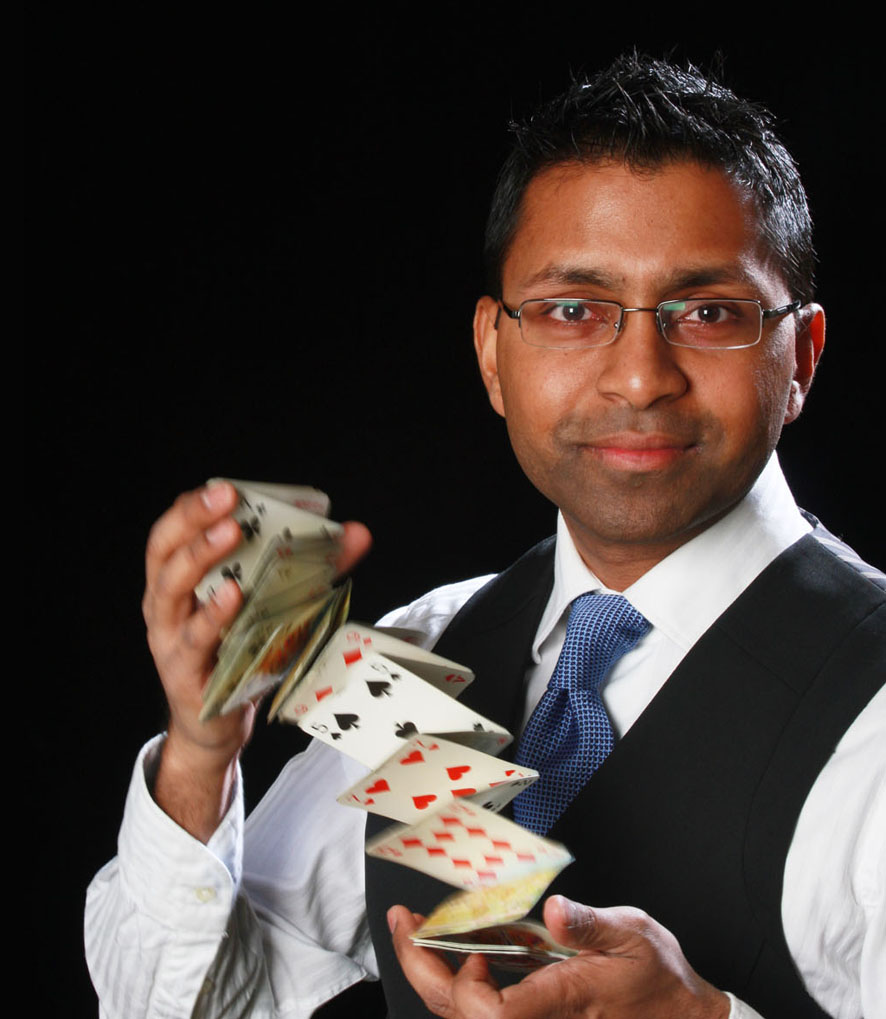 Magic Wij performing card magic